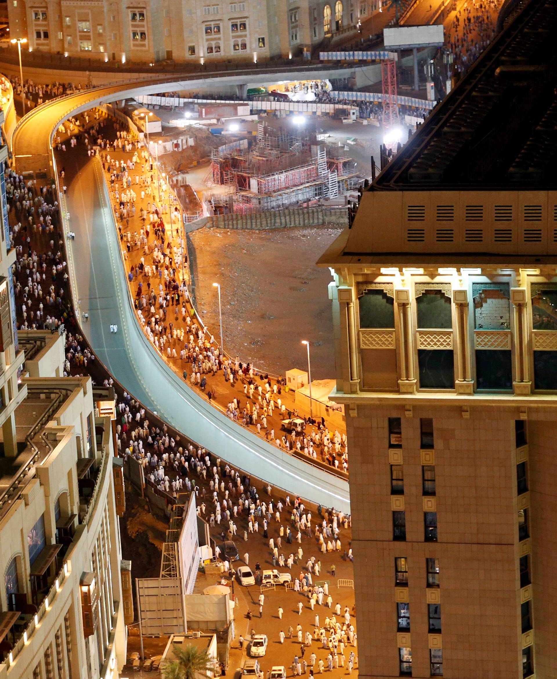 Musilm pligrmis leave the Grand Mosque in Mecca