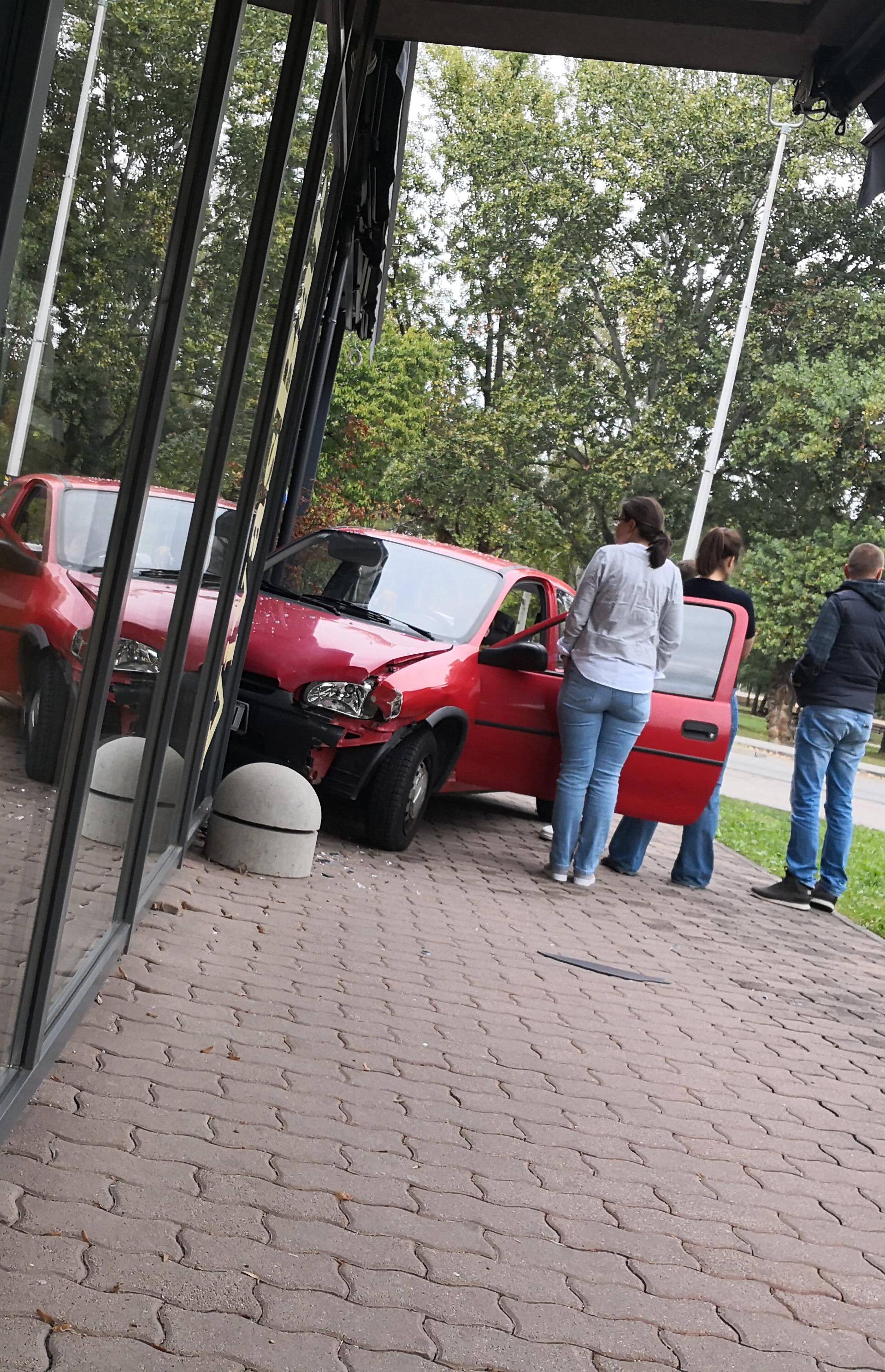 Sudar u Zagrebu: Opel Corsa završila u kafiću na Bundeku
