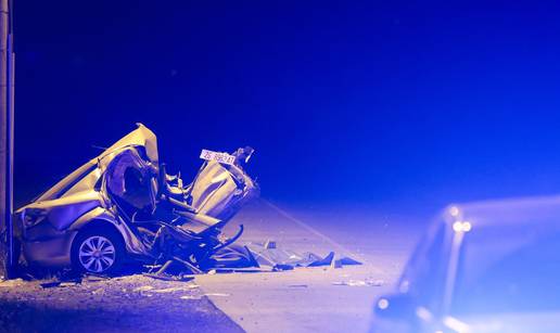 STRAVI&Ccaron;NI PRIZORI TE&Scaron;KE NESRE&Cacute;E U ZAGREBU Auto se prepolovio, &ccaron;ovjek poginuo