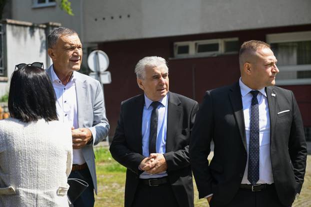 Zagreb: Svečana primopredaja vatrogasnih vozila