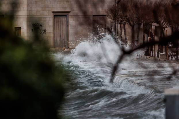 Olujno jugo zahvatilo Kaštela