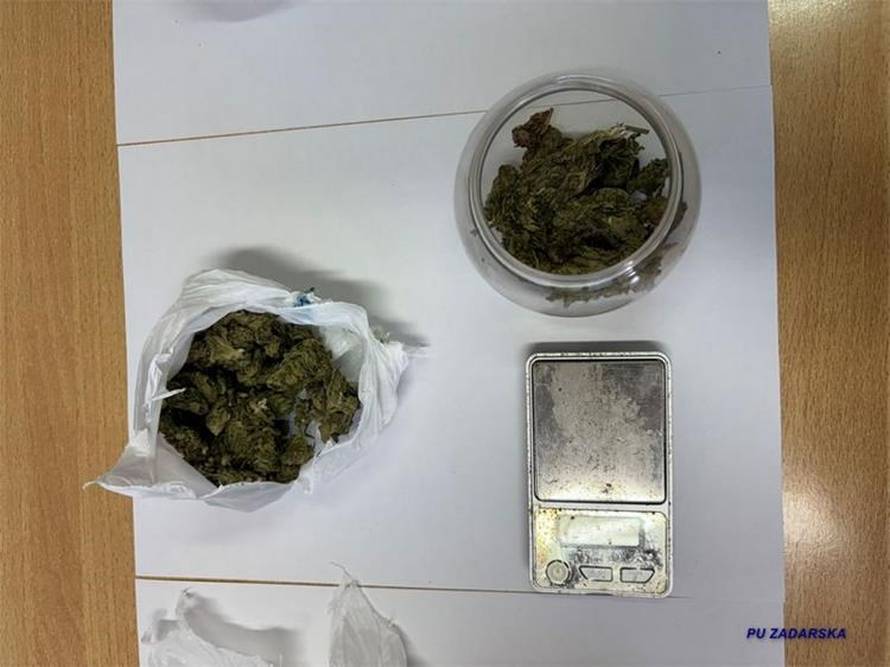 Dvojac iz Biograda pao s drogom: Imali su 150 grama trave i 70 grama speeda