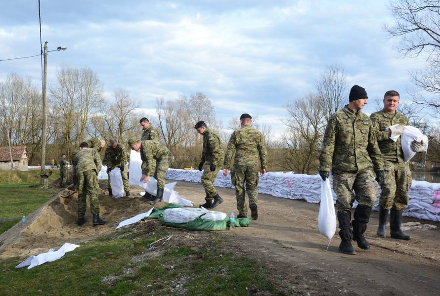 Izlila se Lika i poplavila Kosinj: U Jasenovcu se grade nasipi...