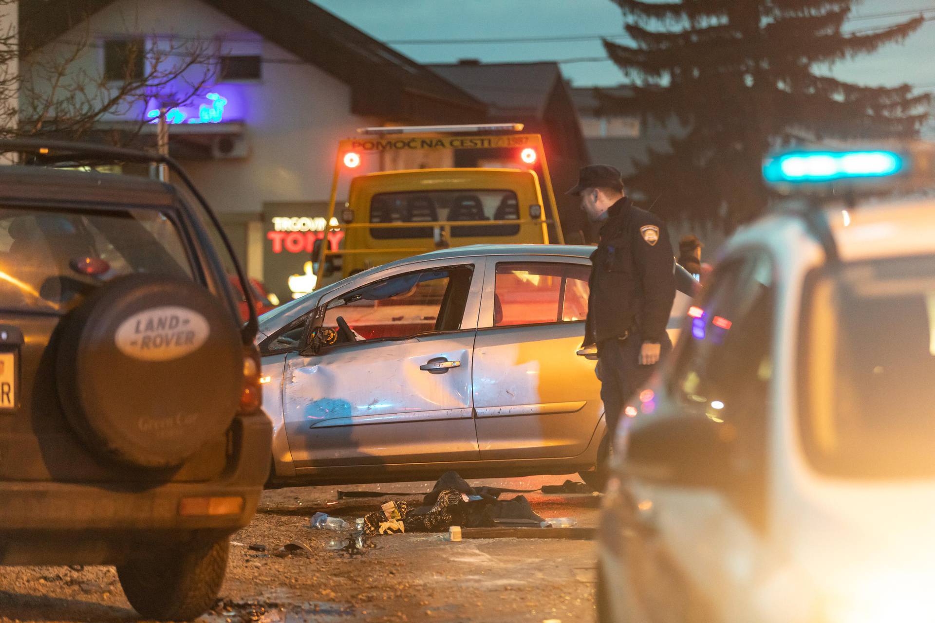 Zagreb: U Svetoj Klari automobilom udario u betonski zid i završio na krovu