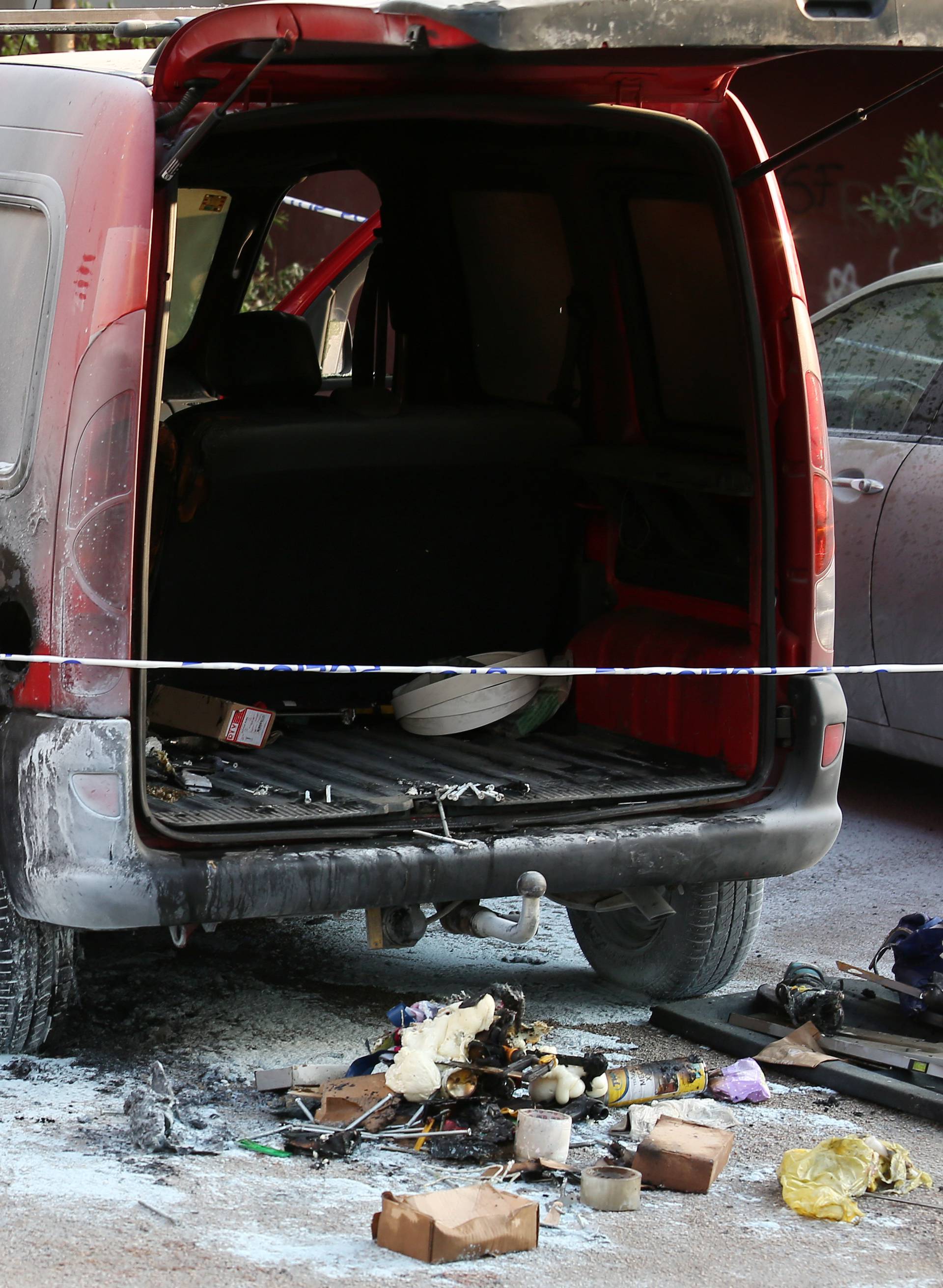 Planuo auto u Šibeniku: 'Prije požara čula se jaka eksplozija'