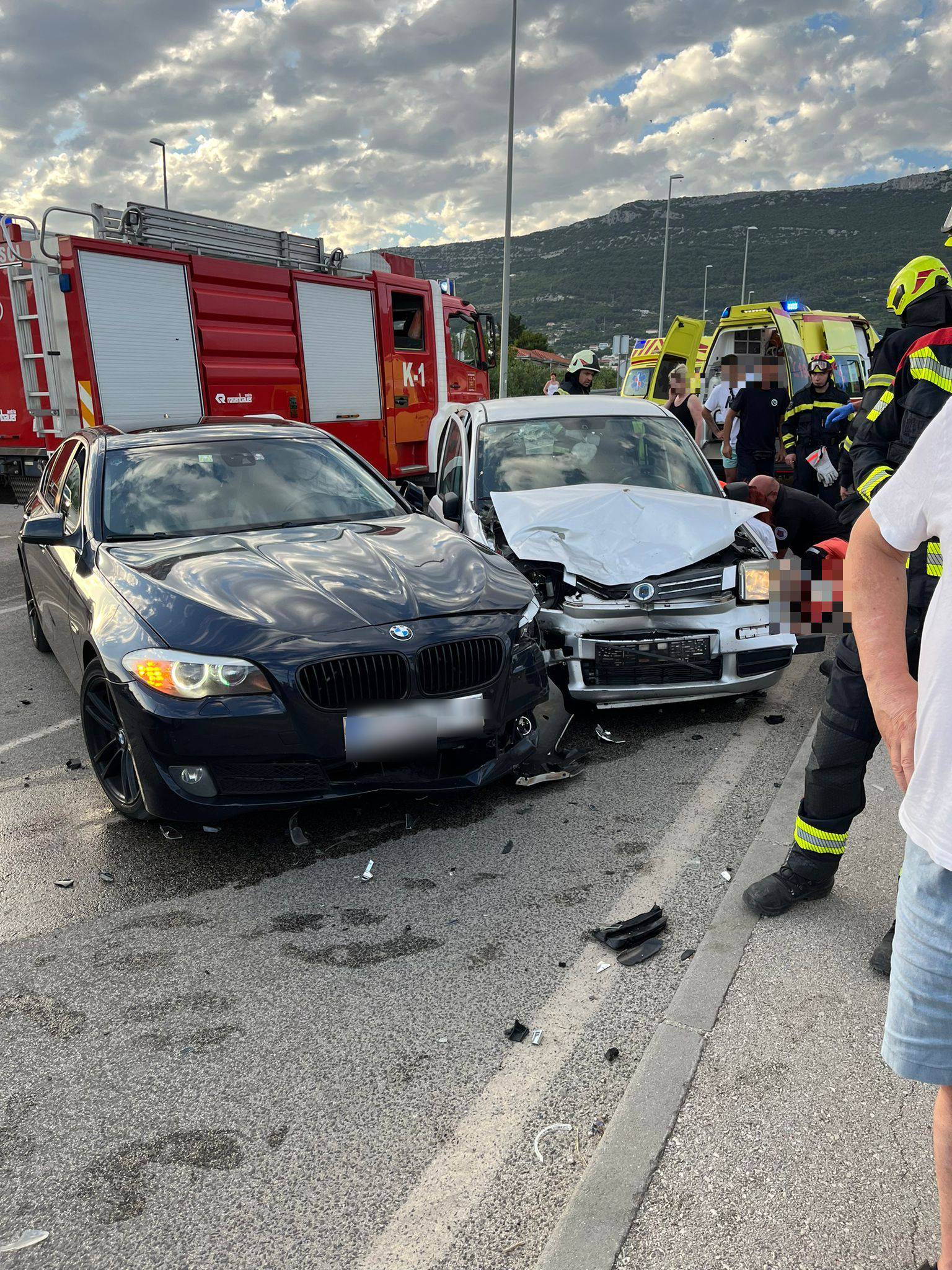 Užas u Dalmaciji: Jedan mrtav u sudaru dva auta u Kaštelima. Nakon nesreće izbio incident