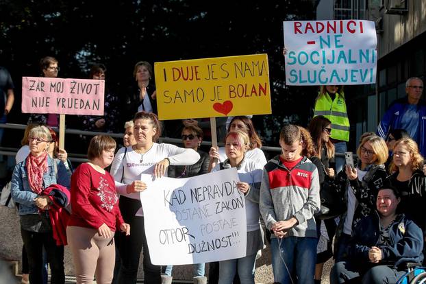 Zagreb: Članovi udruge Sjena u suradnji organizirali prosvjed zbog Zakona o sovijalnoj skrbi