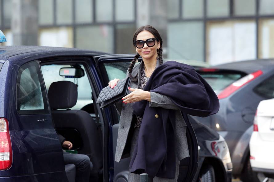 Uvijek šik: Borna je pokleknula pred kakicom svoje kujice Stele