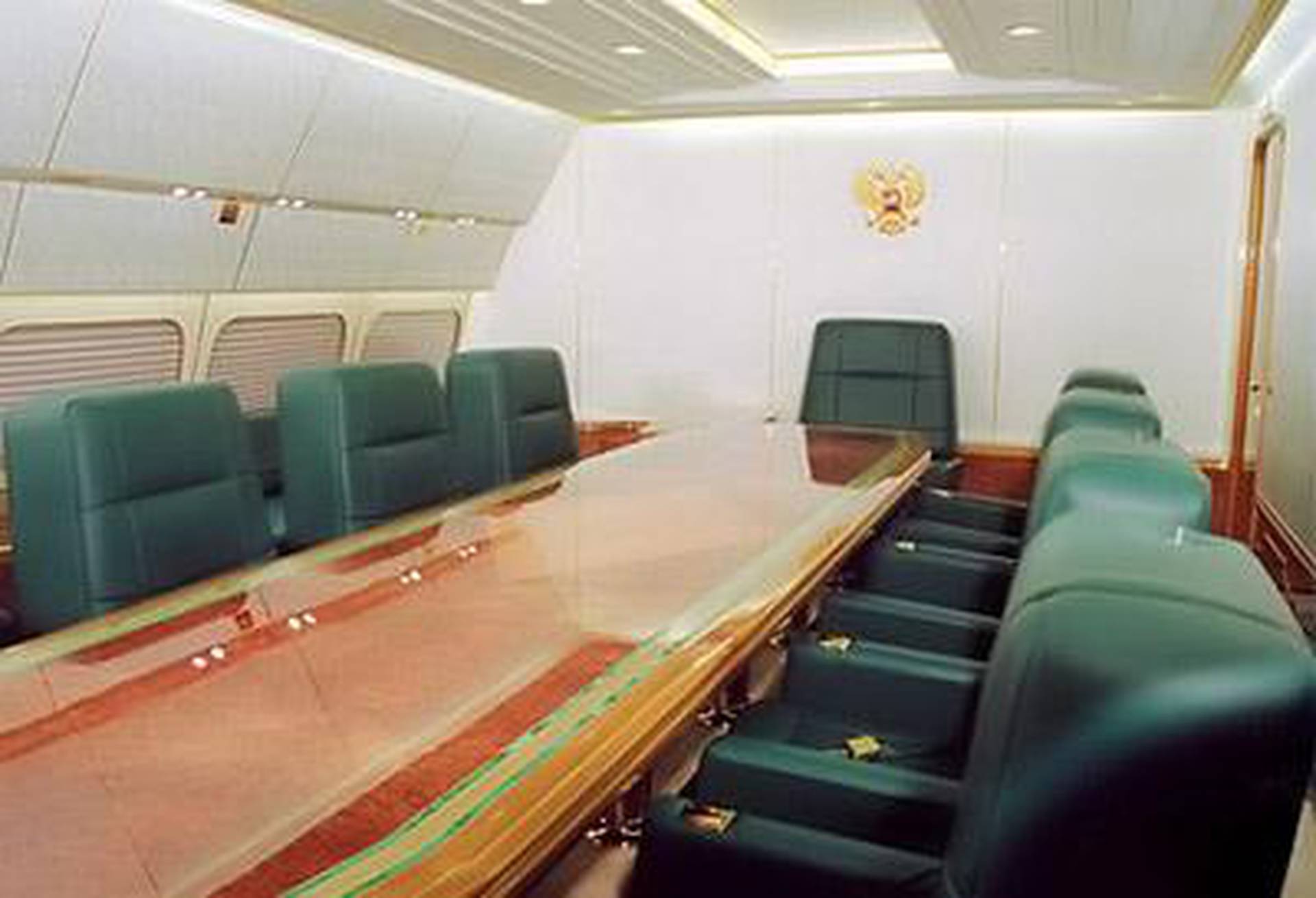 Президентский самолет. Ил-96 президентский борт. Ил-96-300 президентский салон. Президентский самолет Путина ил-96 изнутри. Ил-96 президентский борт салон.