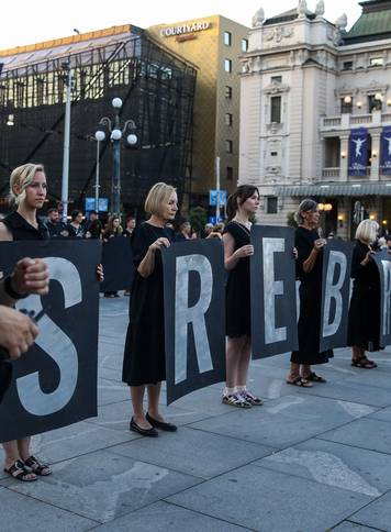 &Zcaron;ene u crnom na Trgu republike u Beogradu odale po&ccaron;ast &zcaron;rtvama genocida u Srebrenici