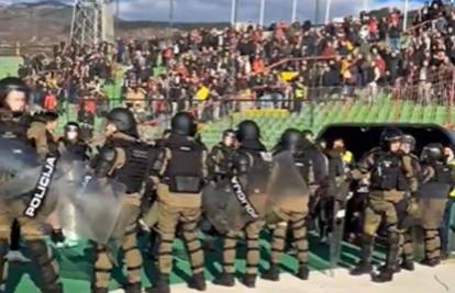 Policija ispratila nogometaše s terena: Navijači Sarajeva zasuli igrače Širokog petardama...
