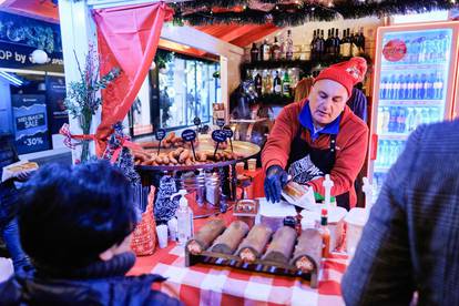 Zagreb: Čak niti kiša nije uspjela otjerati posjetitelje Adventa