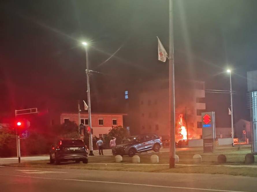 VIDEO Lamborghini gorio u Velikoj Gorici. Oštećena i zgrada