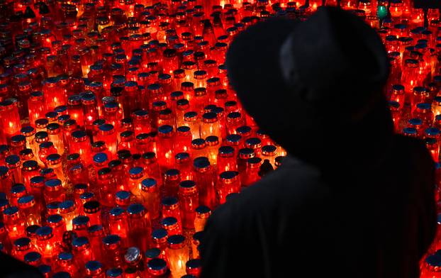 Paljenje svijeća na gradskom groblju Mirogoj