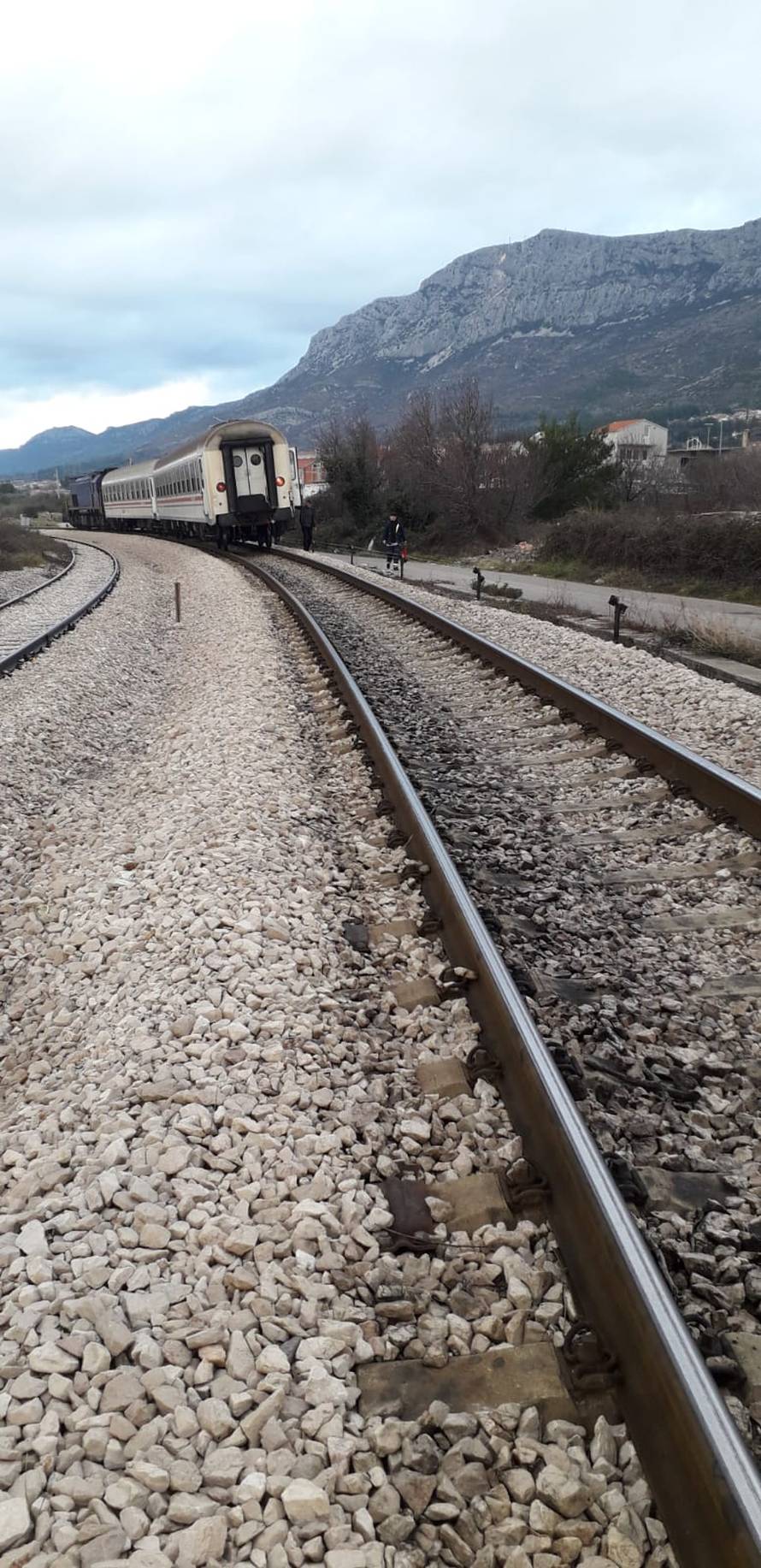 Vozač prošao bez ozljeda, vlak smrskao auto u Kaštel Sućurcu