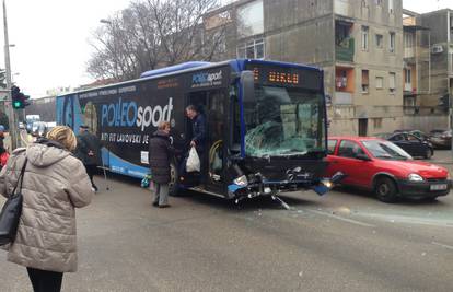 Zadar: U sudaru autobusa i auta nekoliko je ozlijeđenih 
