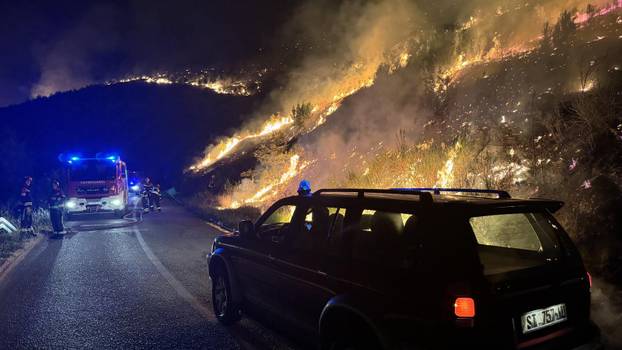 Jak vjetar stvara poteškoće vatrogascima na požarištima kod Žrnovnice, Srinjina i Sitnog Donjeg