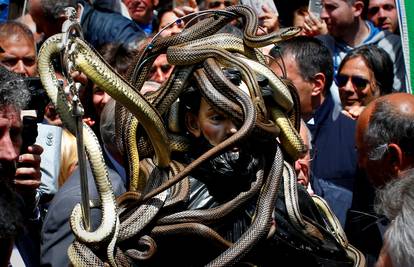 Festival: Danima love zmije pa ih stavljaju na kip sveca...