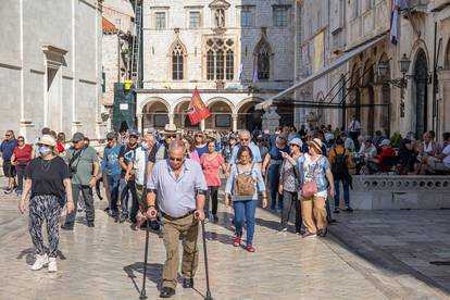 Dubrovnik: Iako je druga polovica listopada, u gradu je još uvijek ljetni ugođaj