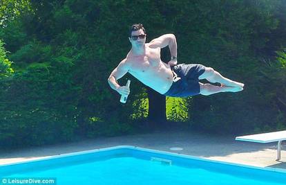 Novo 'ludilo': Fotografiranje 'u zraku' tijekom pada u bazen