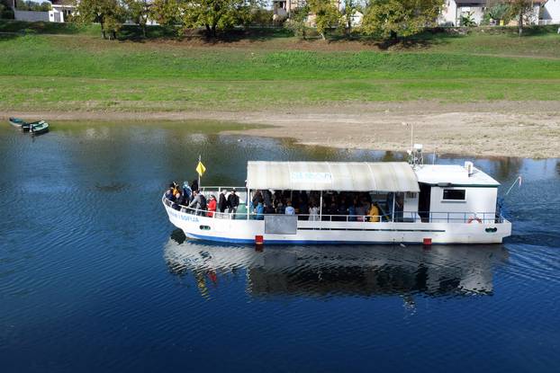 Sisak: Plovidba turističkog broda "Juran i Sofija" rijekom Kupom