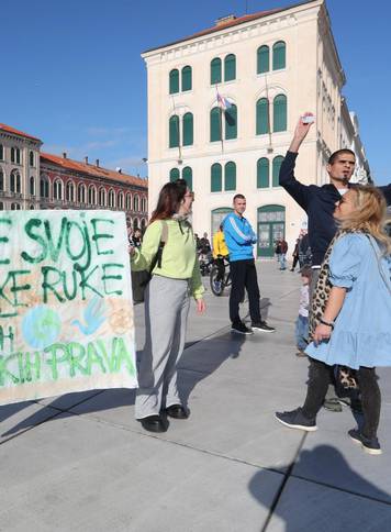 Split: Nekolicina građana okupila se na prosvjedu protiv mjera za suzbijanje epidemije