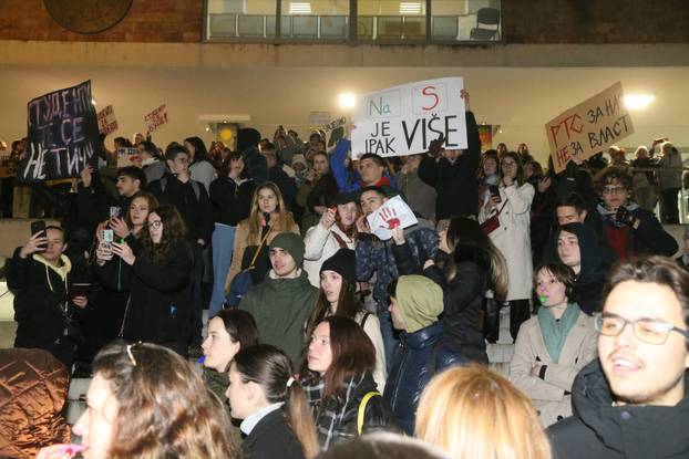 Beograd: Ispred zgrade Radio Televizije Srbije (RTS) studenti  prave buku za vrijeme  Dnevnika RTS-a