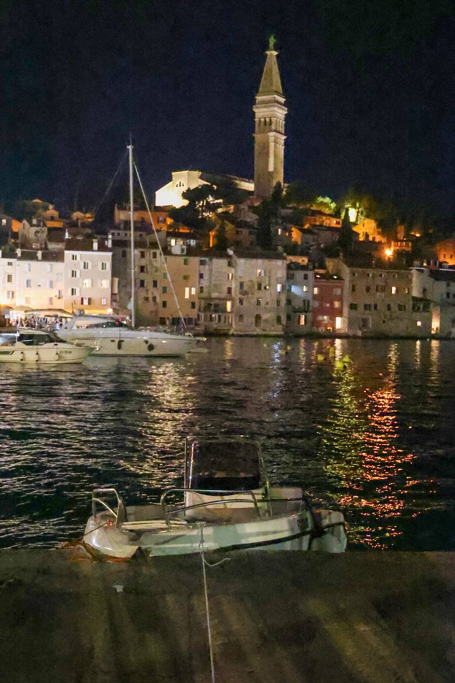 Rovinj: Gliser se zabio u rivu