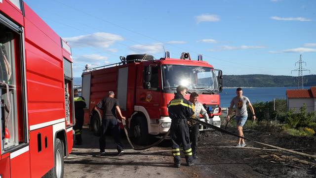 Kaštel Sućurac: Brzom intervencijom spriječeno širenje požara