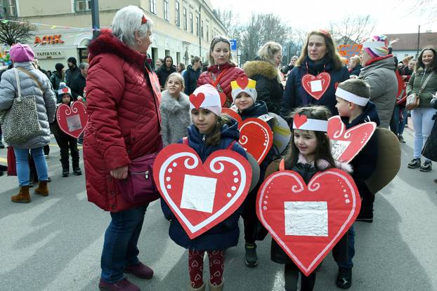 Sisak: Nekoliko stotina mališana iz dječjih vrtića i osnovnih škola sudjelovalo je na tradicionalnom Sisačkom fašniku