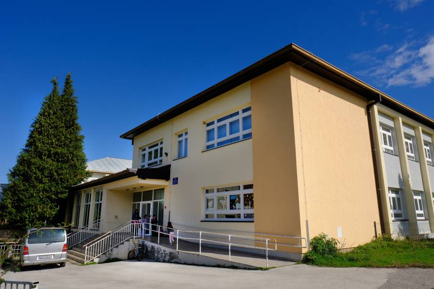 Cestom smrti do škole: Odroni, provalije, divlje svinje i poskoci