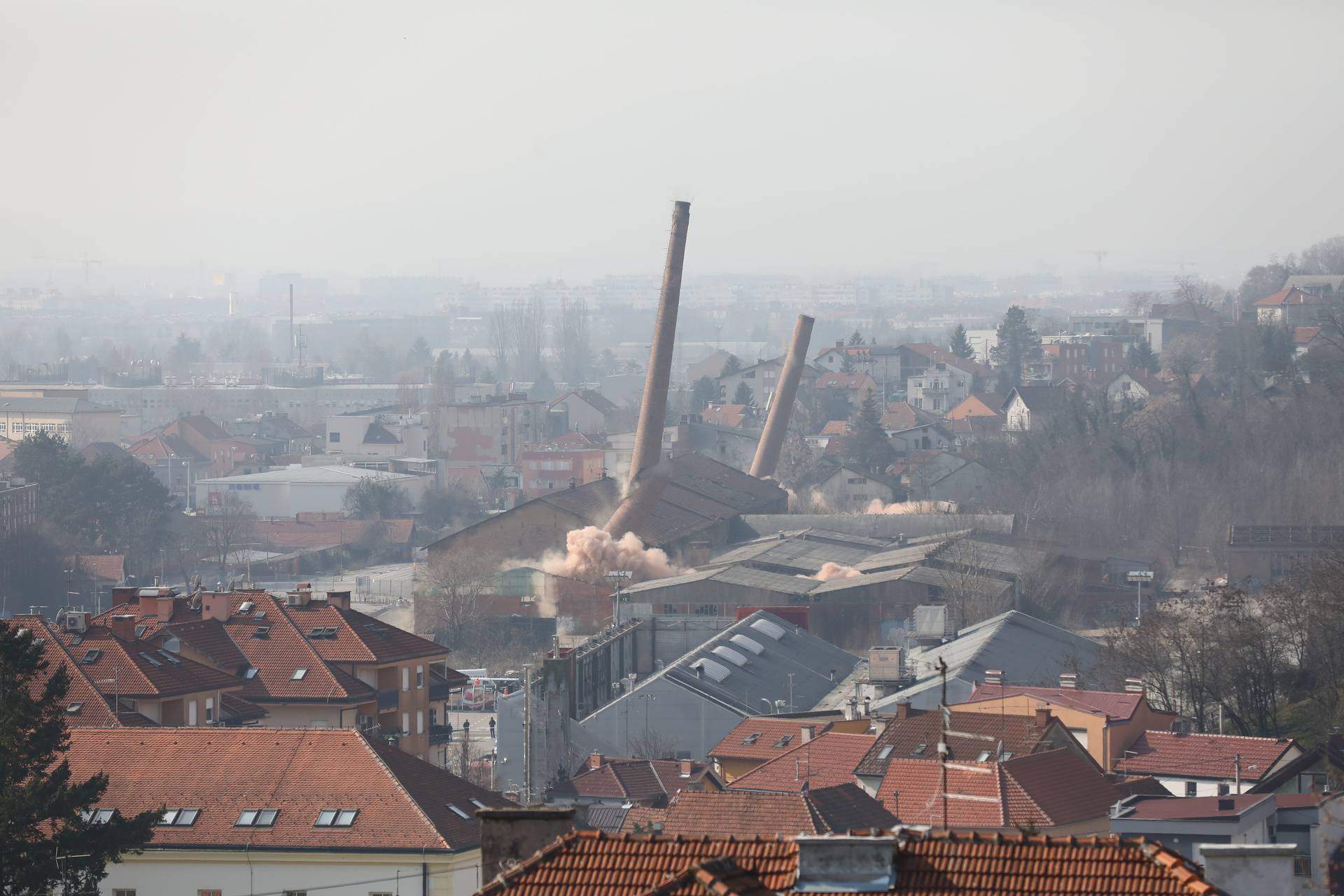 VIDEO Pogledajte trenutak u kojem su srušili dimnjake u Zagrebu: 'Kako su ravno pali'