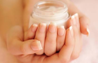 Piling i masaža ruku: Podarite koži svjež i mladenački izgled