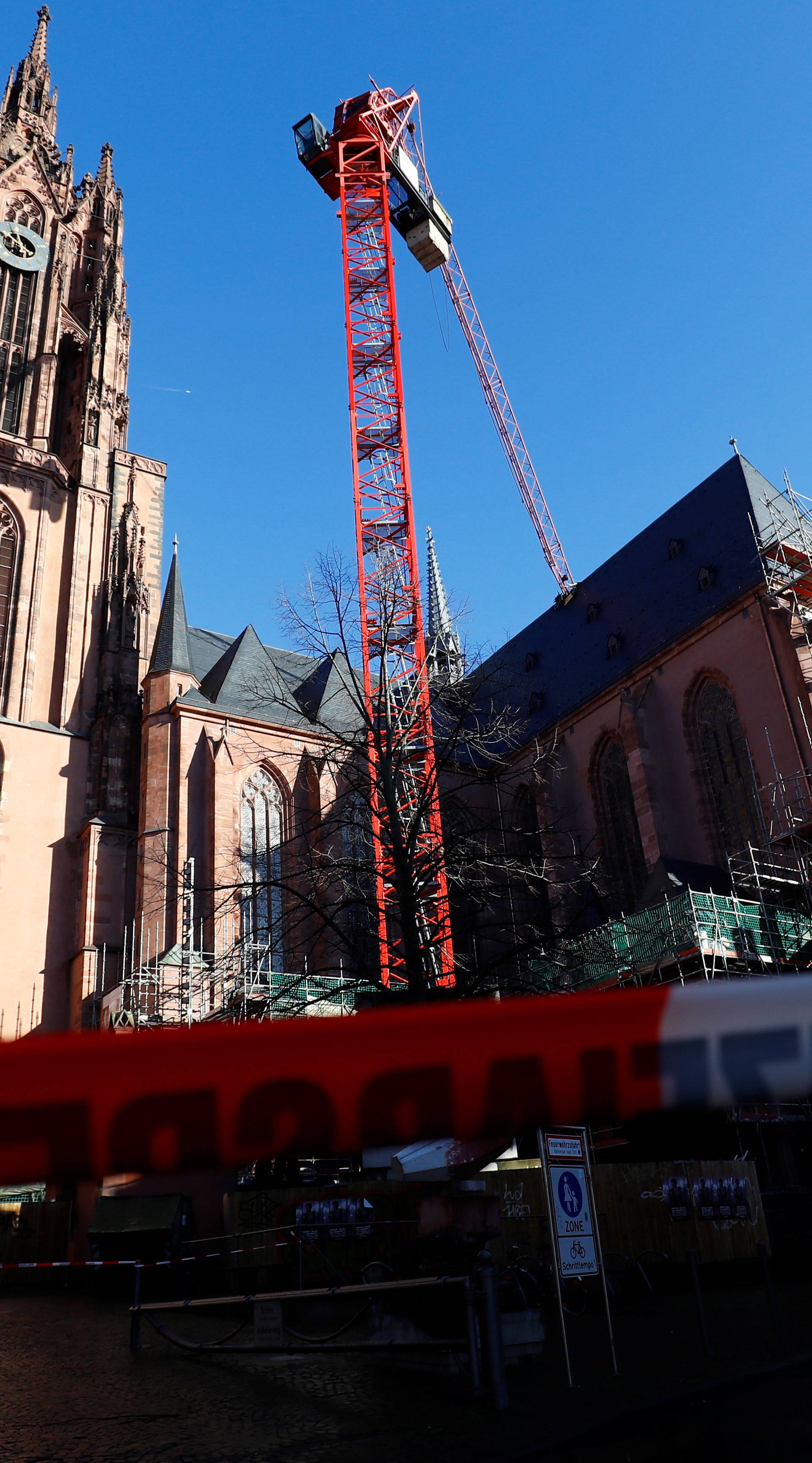 Oluja srušila kran na obnovljeni krov katedrale u Frankfurtu