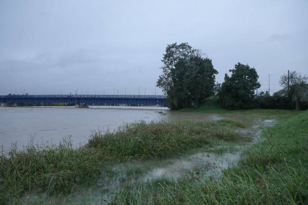 Zagreb: Rijeka Sava izlila se iz korita zbog velikih oborina