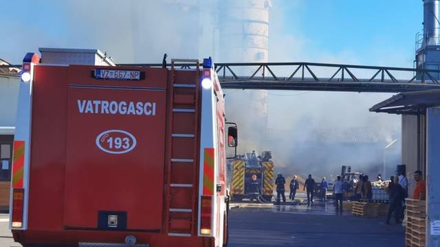 Eksplodirao silos u mjestu Veliki Bukovec: Muškarac ozlijeđen, u tijeku gašenje požara u pilani