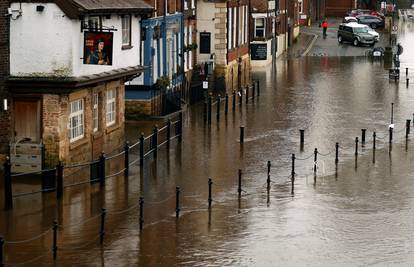 Jaka oluja u Britaniji: Tisuće ljudi evakuirali zbog poplava