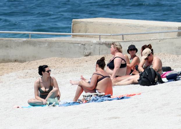 Na šibenskoj plaži Banj nekoliko osoba se sun?a