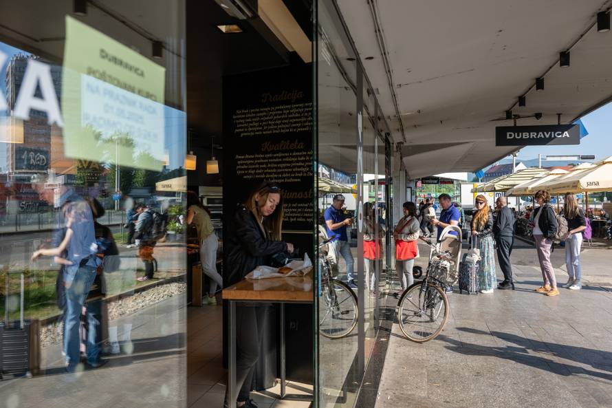 Zagreb: Gužva ispred pekare  zbog zatvorenih dućana 