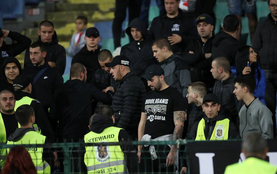 Čudna smrt navijača Engleske: Prijetio pa umro pri privođenju