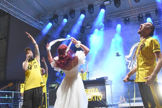 Bjelovar: Mladenci sa svadbe došli na koncert Dubioze i zaplesali s njima na pozornici
