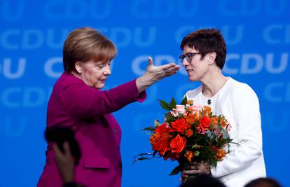 Merkelina štićenica Annegret cilja na kancelarski položaj