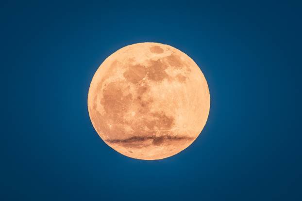 Split: Pogled na izlazak punog Mjeseca iznad planine Perun