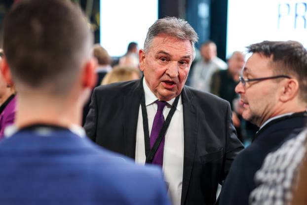 Zagreb: Slavlje u izbornom stožeru Zorana Milanovića nakon rezultata prvih izlaznih anketa