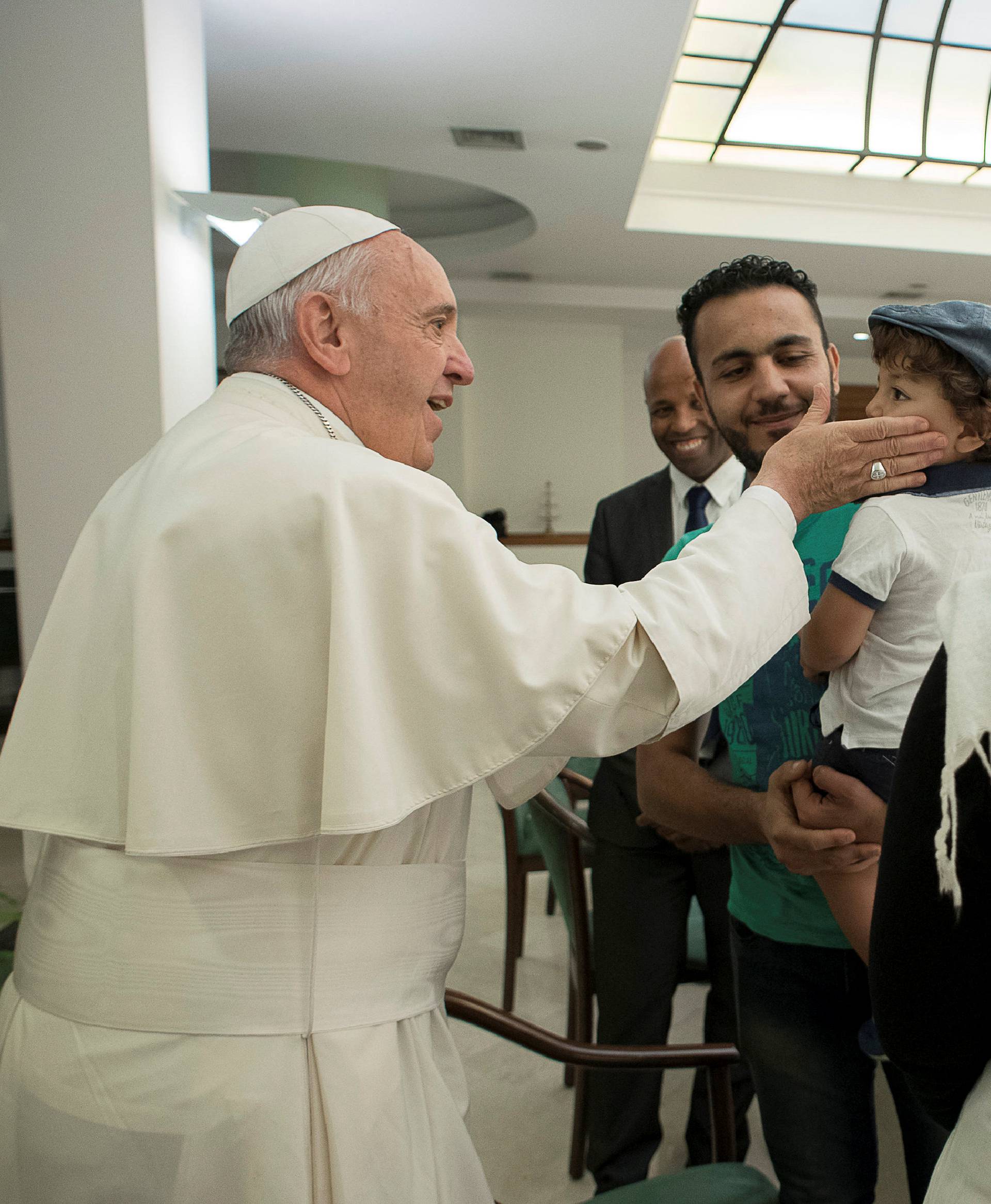 Pope Francis greets some Siryans refugees at the Vatican 