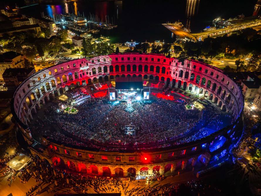 Prepuna pulska Arena pjevala je uz Merlina: 'Osvijetlimo jedni drugima put da ne zalutamo'