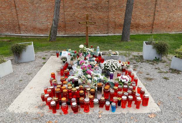Zagreb: Grob Milana Bandića pun svijeća uoči blagdana Svih svetih