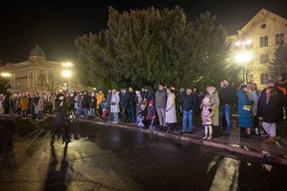 FOTO Brojni građani ispred HNK Zagreb pratili prijenos Orašara, nije im smetala ni hladnoća...