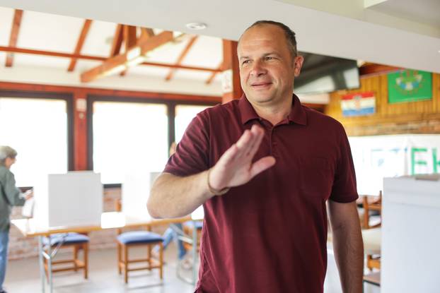 Zabok: Predsjednik SDP-a Siniša Hajdaš Dončić glasovao u drugom krugu lokalnih izbora