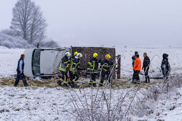 Otočac: Vatrogasci izvukli osobu koja je teretnim vozilom sletjela s ceste